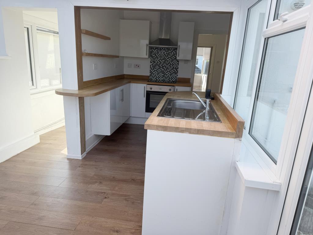 Lot: 150 - DETACHED BUNGALOW FOR INVESTMENT - Kitchen to rear with fitted units